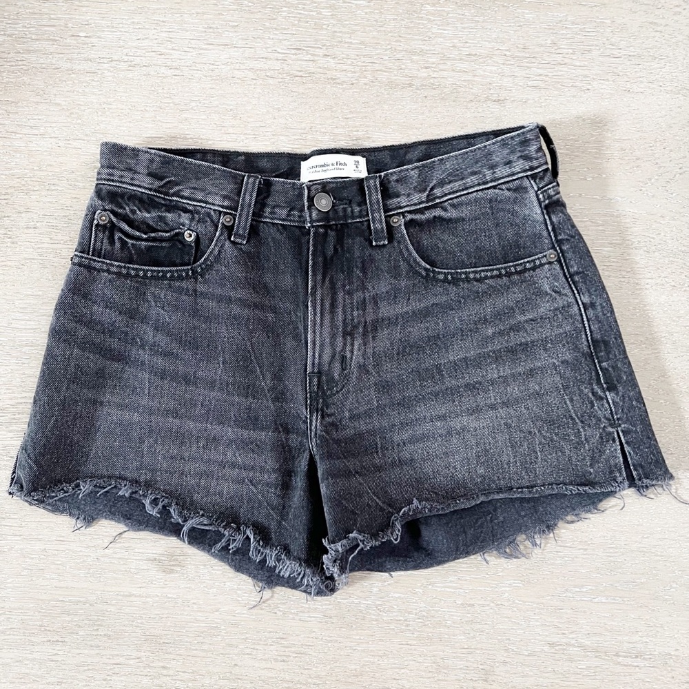 Abercrombie & Fitch Mid Rise AF Boyfriend short Black Rinse denim size 6 / 28